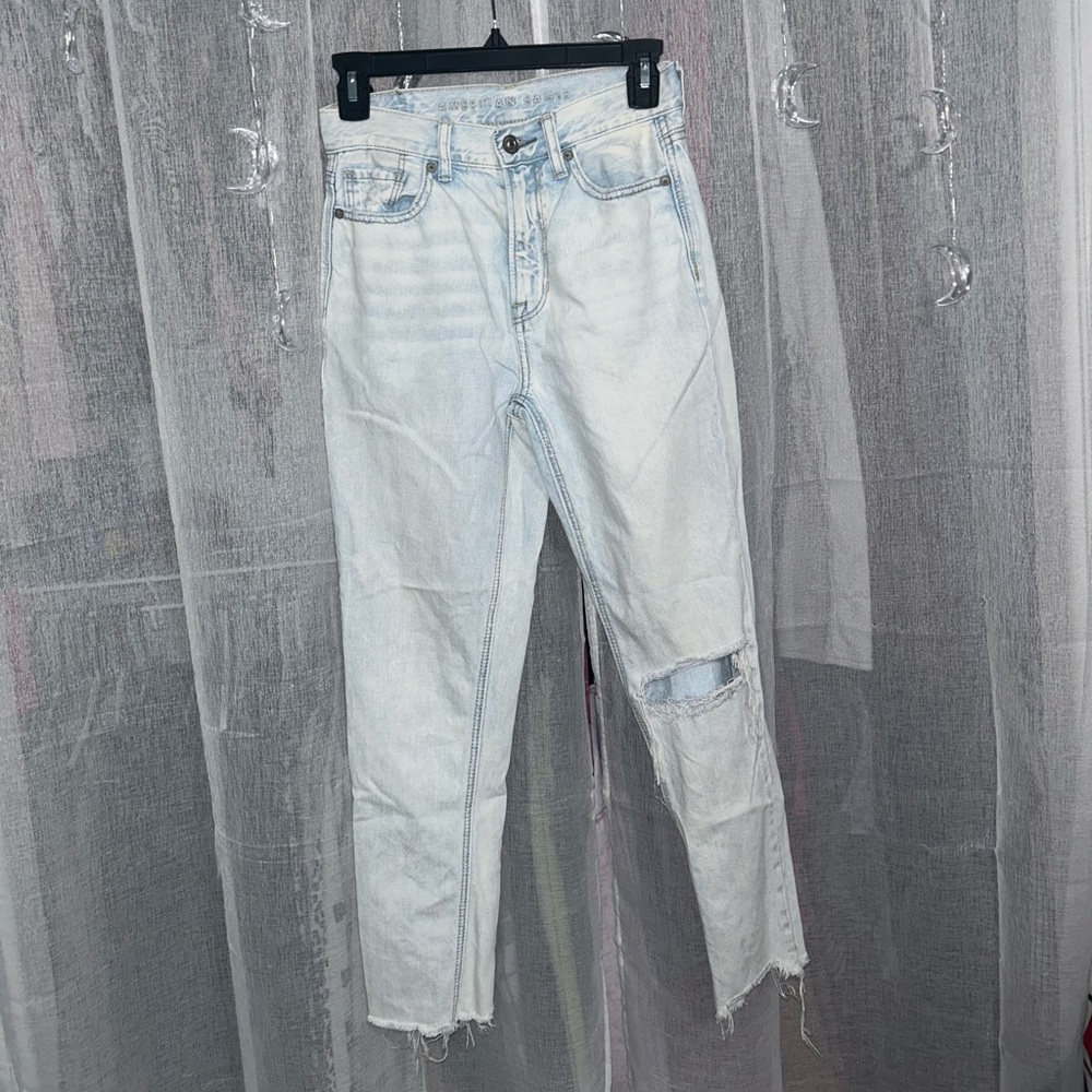 American Eagle high rise light wash mom jeans with knee rip *00*